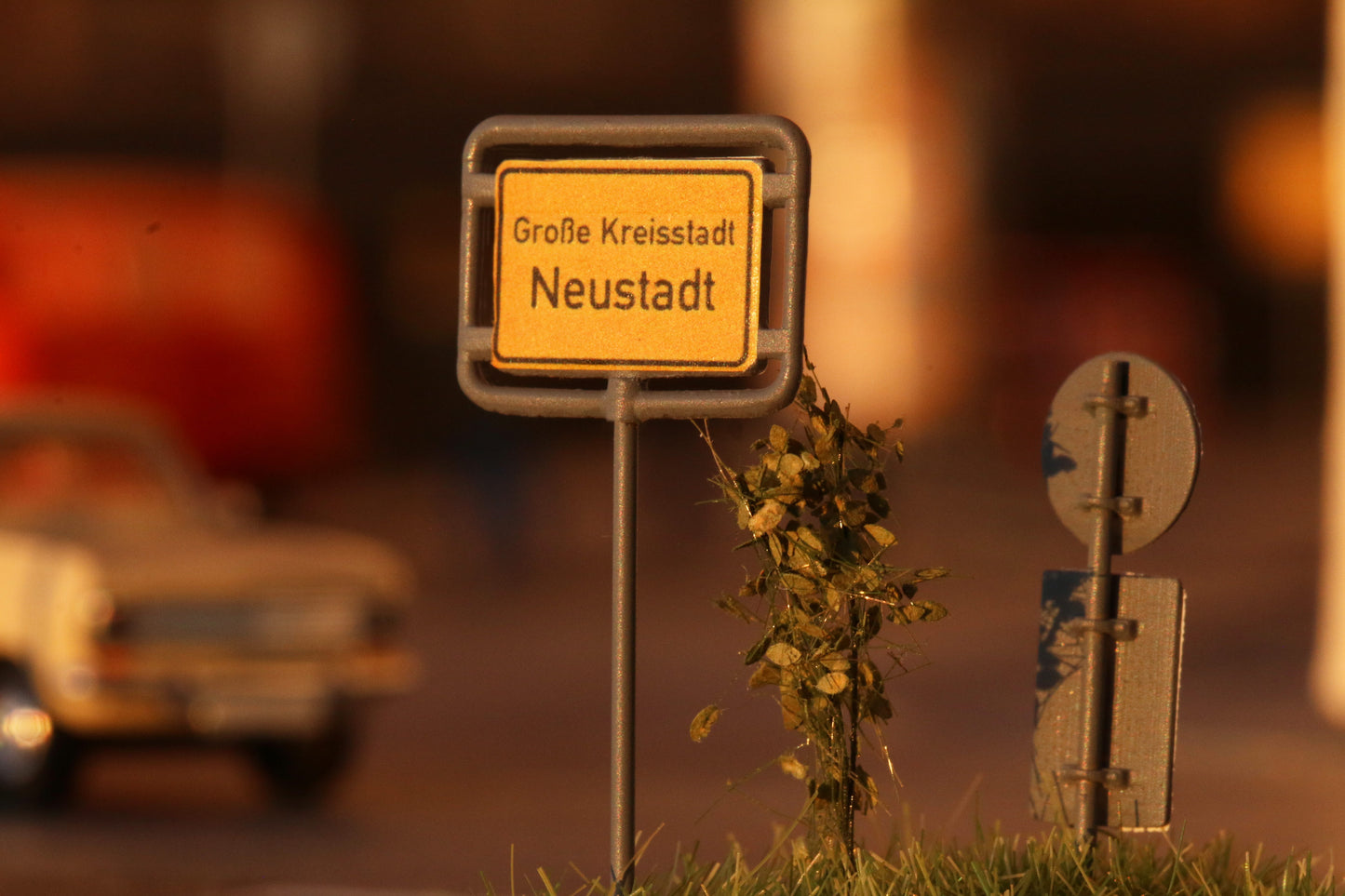 Ortsschild von DorrModellbau im Maßstab H0 1:87 im romantischen Abendlicht.