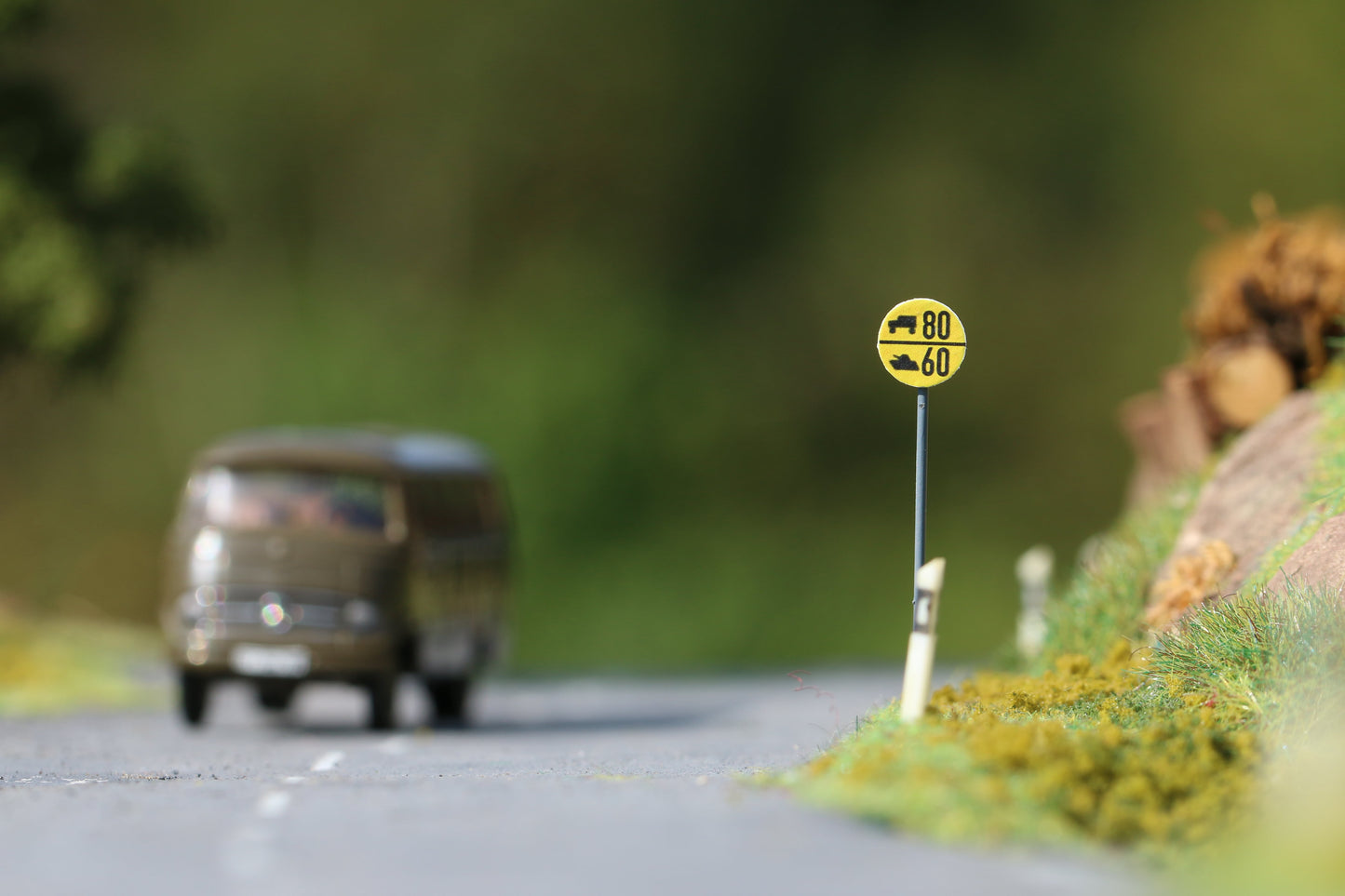Maßstabsgetreuer Bausatz für spezielle Verkehrszeichen in H0 (1:87) von Dorr Modellbau Militärfahrzeuge Höchstgeschwindigkeit 