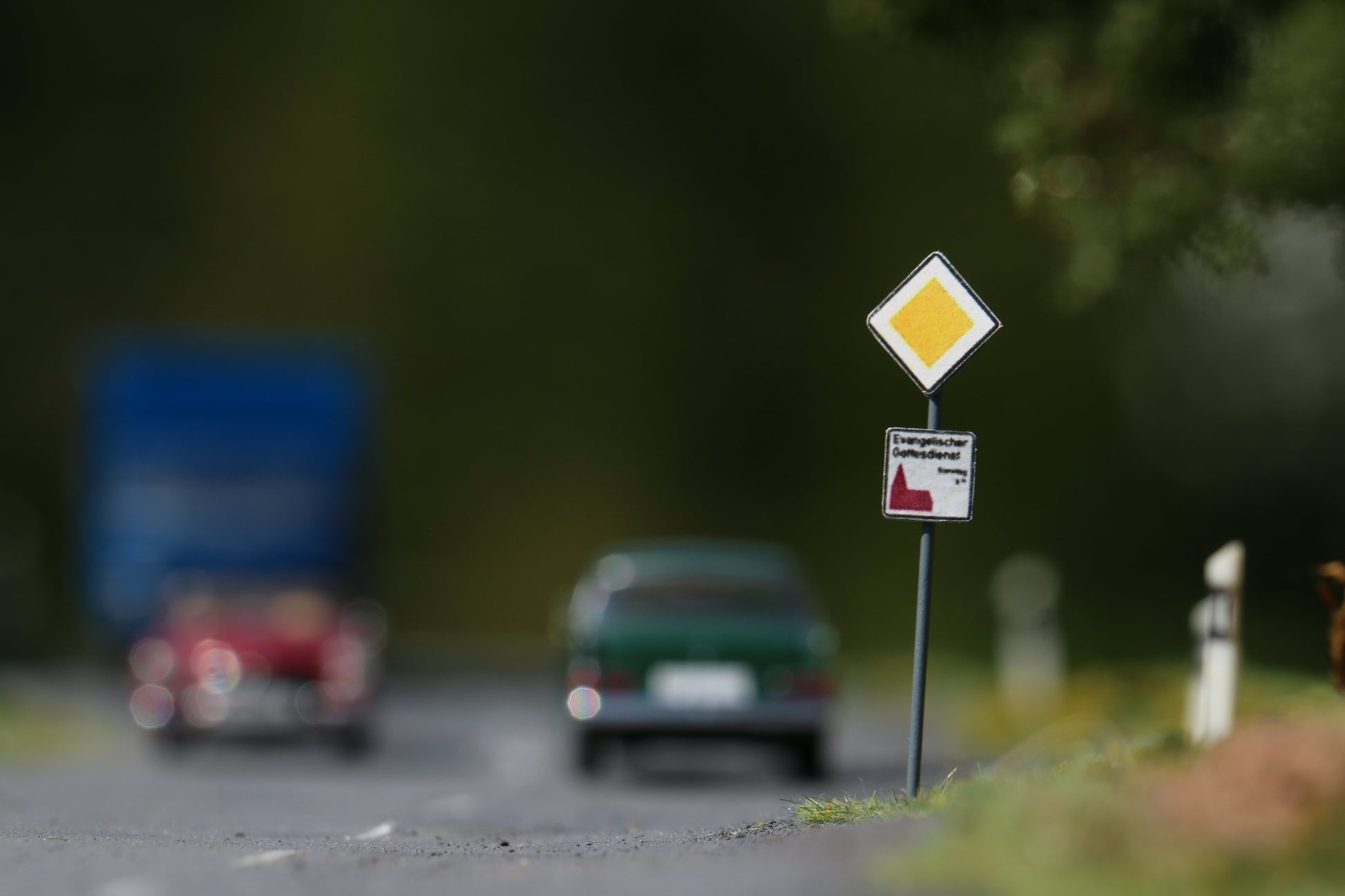 Maßstabsgetreuer Bausatz für spezielle Verkehrszeichen in H0 (1:87) von Dorr Modellbau Evangelischer Gottesdienst