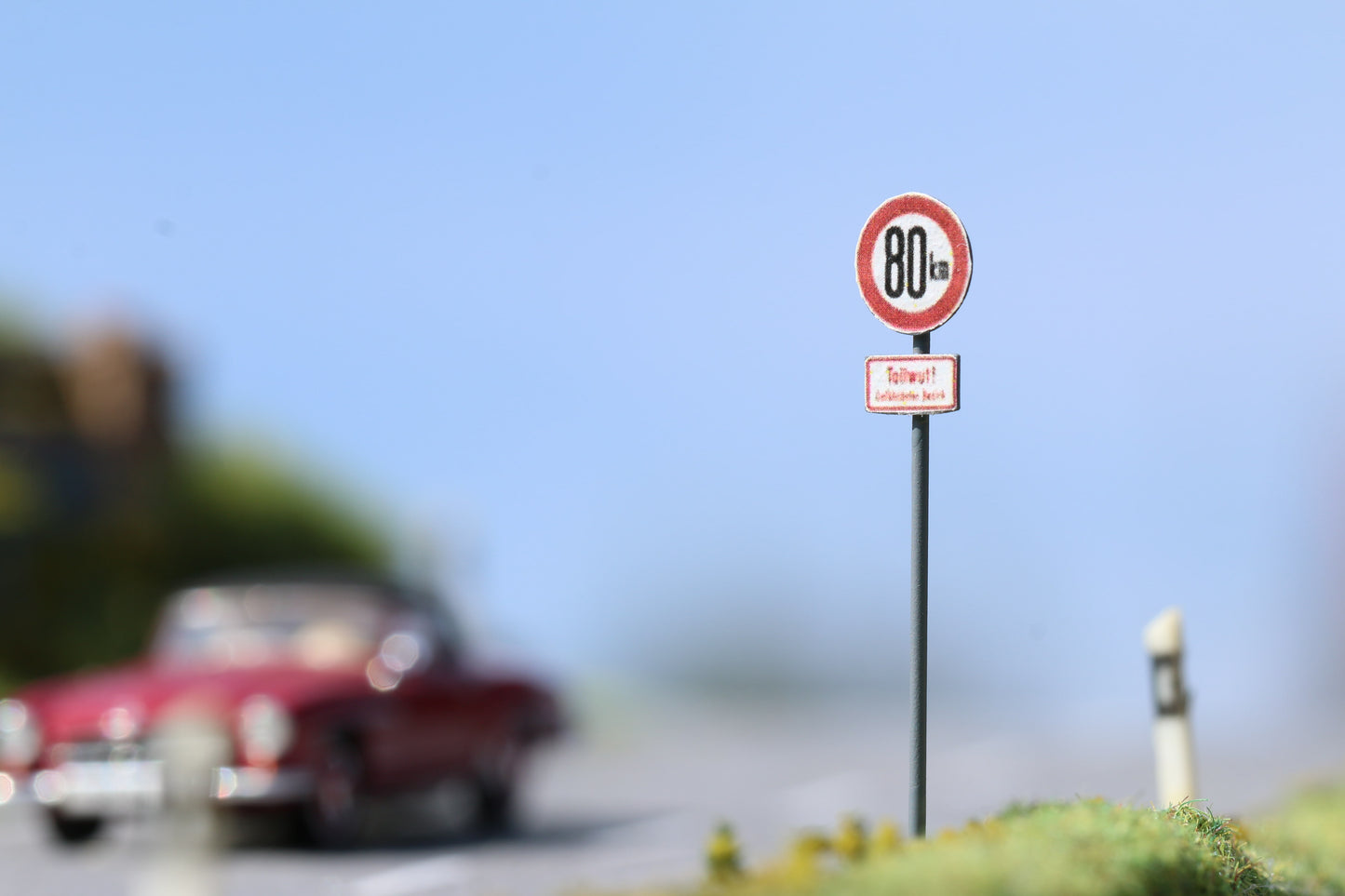 Maßstabsgetreuer Bausatz für spezielle Verkehrszeichen in H0 (1:87) von Dorr Modellbau Tollwut
