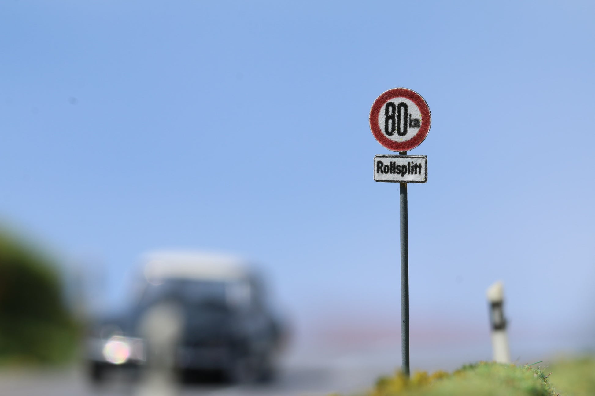 Maßstabsgetreuer Bausatz für spezielle Verkehrszeichen in H0 (1:87) von Dorr Modellbau Rollsplit