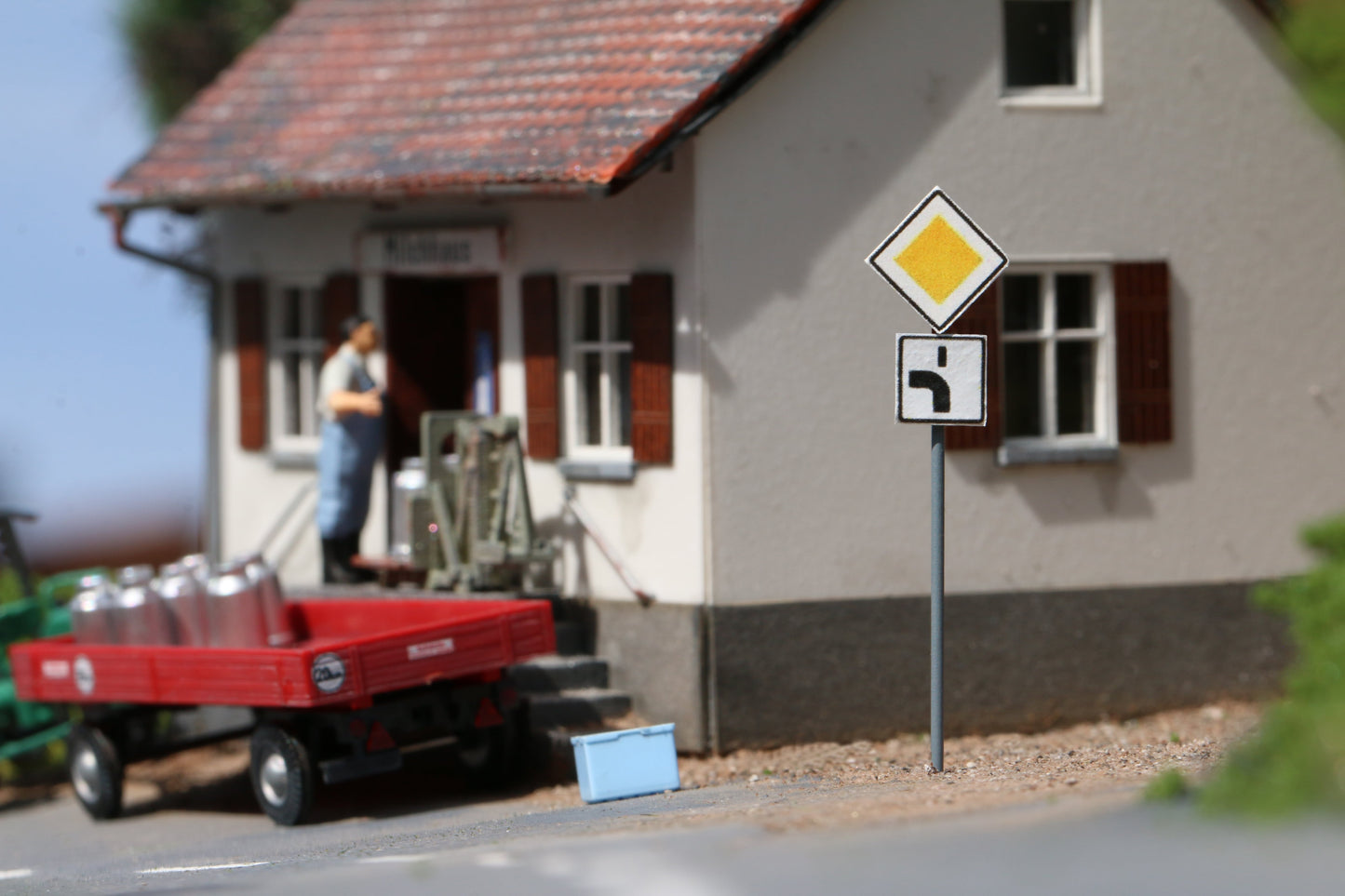 Maßstabsgetreuer Bausatz für spezielle Verkehrszeichen in H0 (1:87) von Dorr Modellbau abknickende Vorfahrtsstrasse 