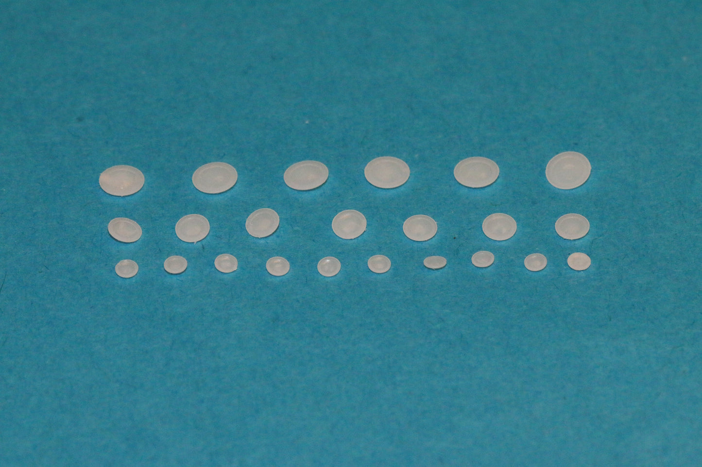 Packungsinhalt des DorrModellbau Teller-Sets im Maßstab 1:87 H0.