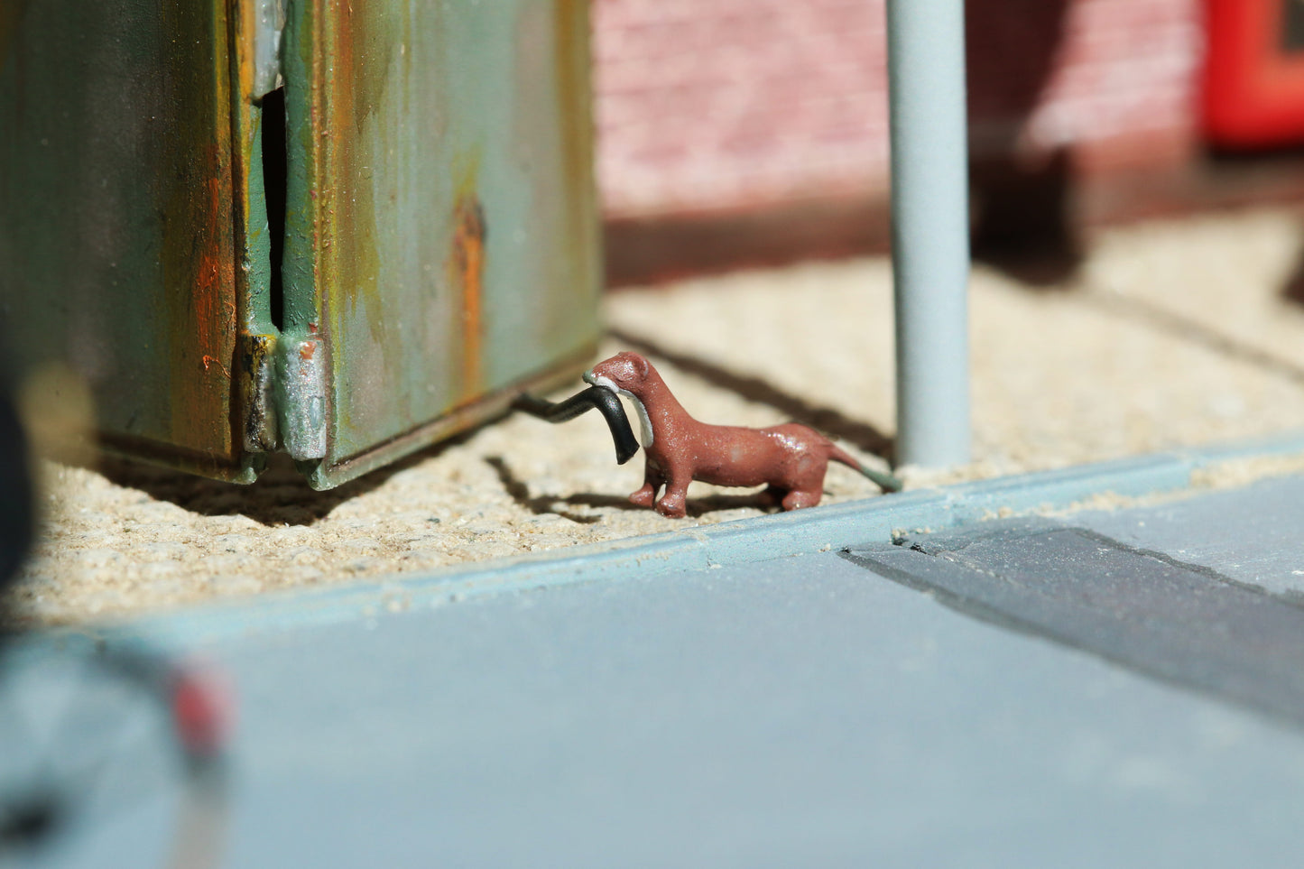 Ein Marder von Dorr Modellbau im Maßstab 1:87 hat ein Stück von einem Autoschlauch abgebissen.