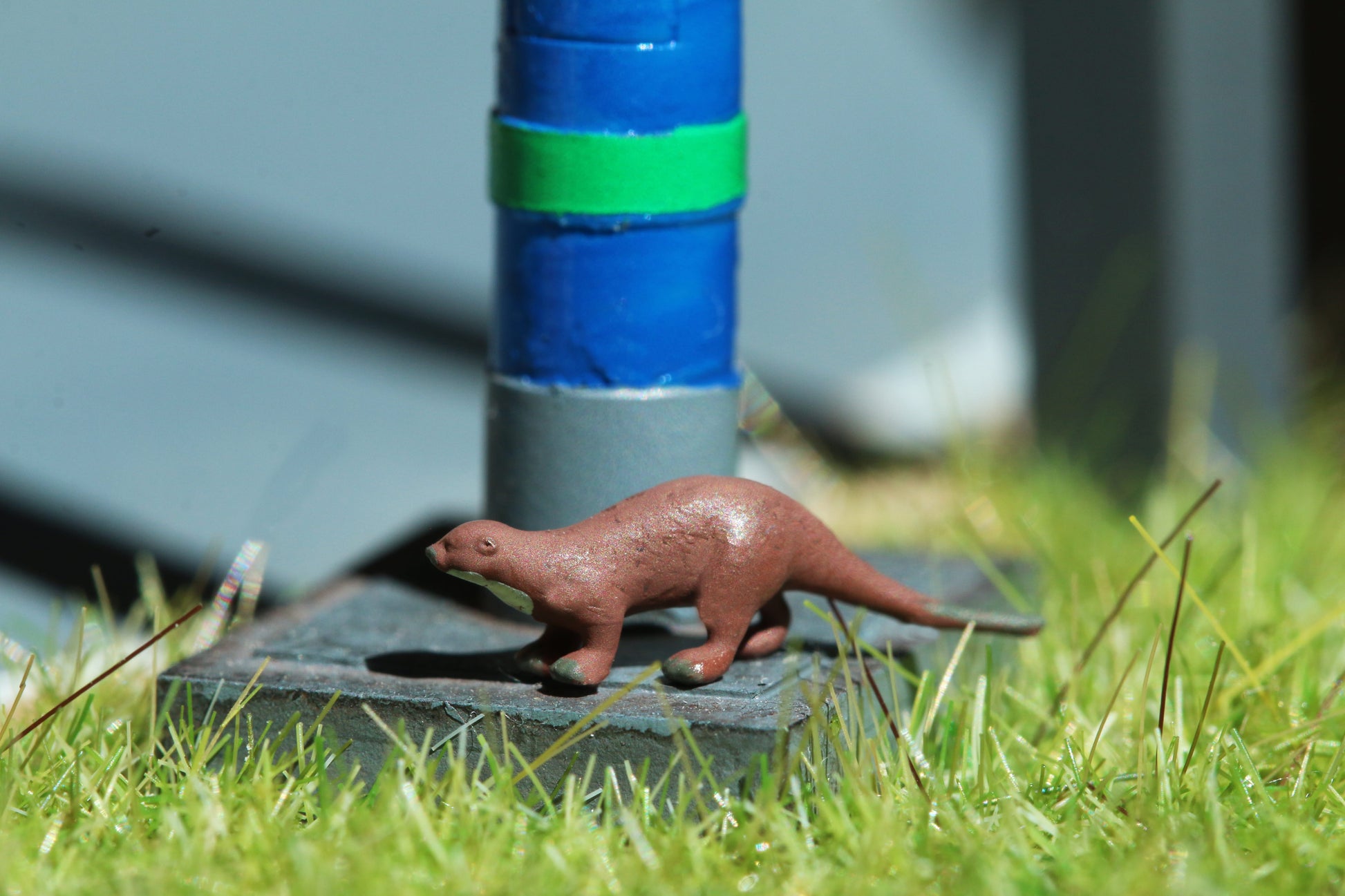 Ein Otter von Dorr Modellbau sitzt vor einer LKW Mautsäule.