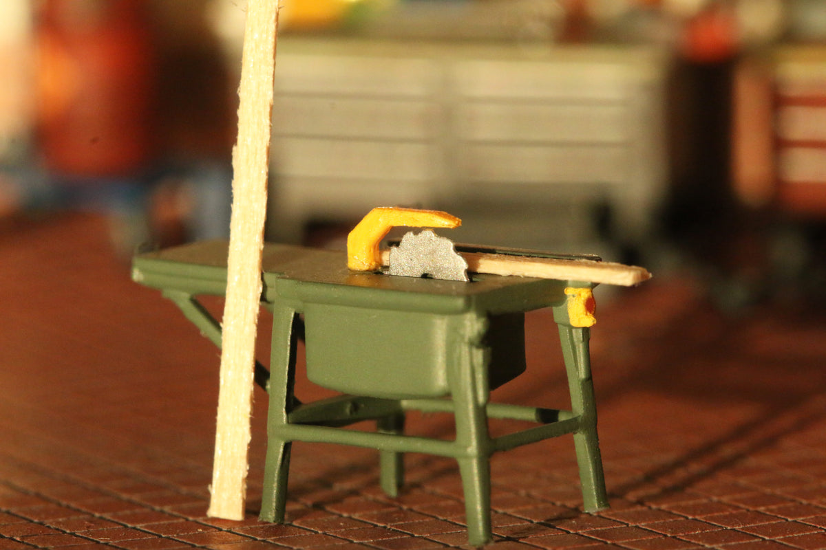 Eine Tischkreissäge im Maßstab H0 (1:87) steht in einer Werkstatt von Dorr Modellbau.
