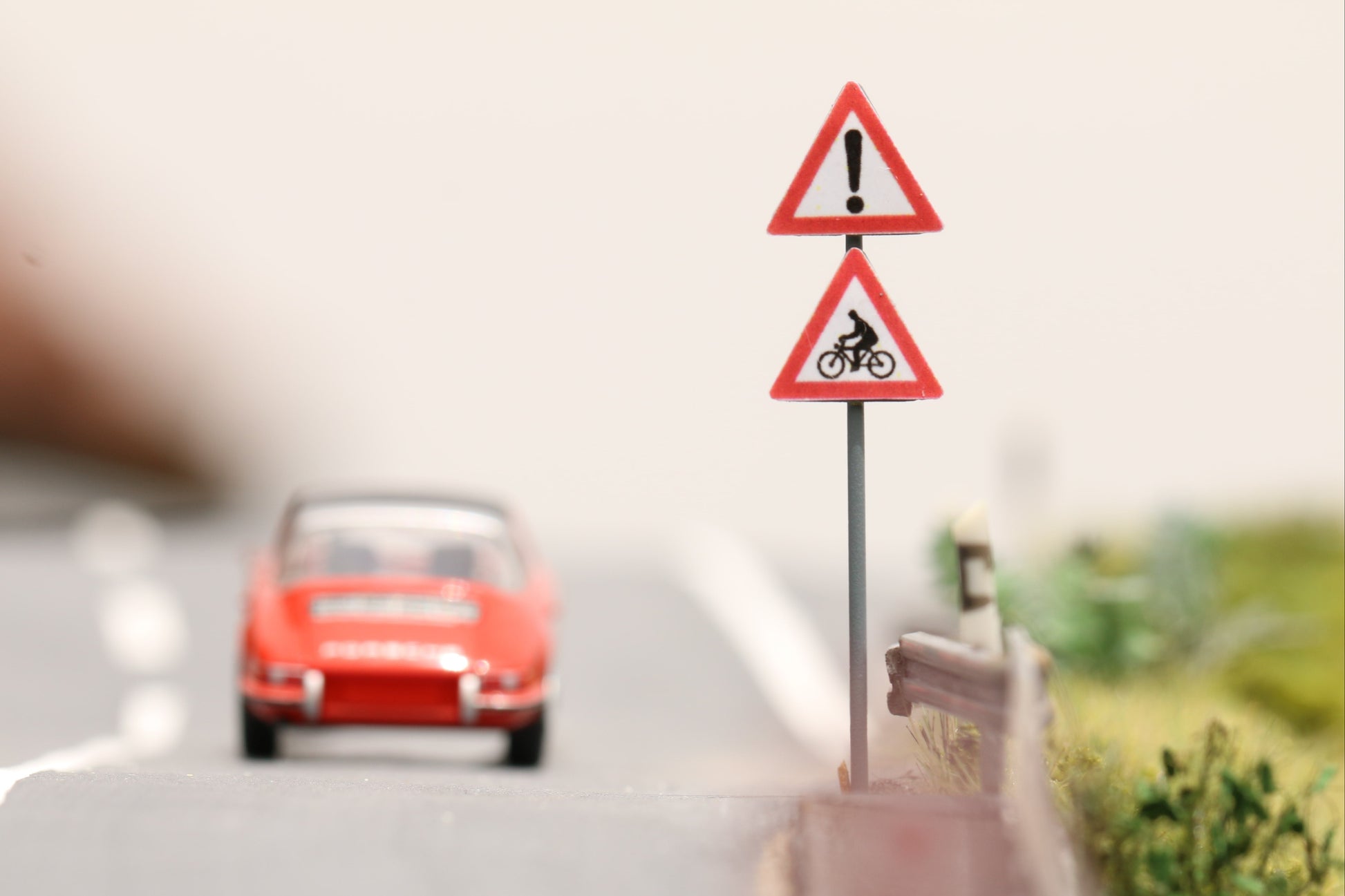Maßstabsgetreuer Bausatz für Verkehrszeichen für Landstraßen von Dorr Modellbau in H0 1:87 Vorsicht Radfahrer