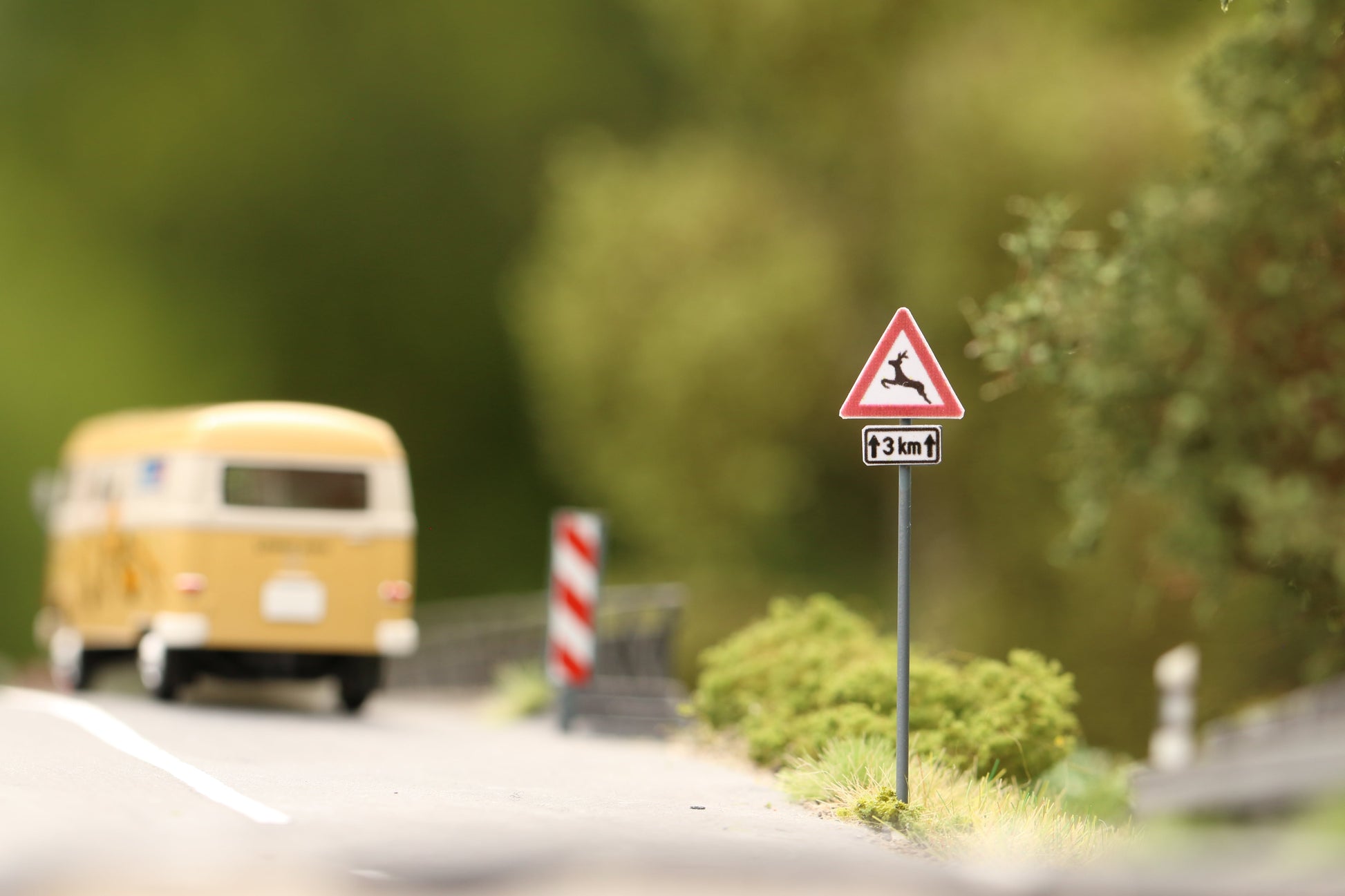 Maßstabsgetreuer Bausatz für Verkehrszeichen für Landstraßen von Dorr Modellbau in H0 1:87 Vorsicht Wildwechsel