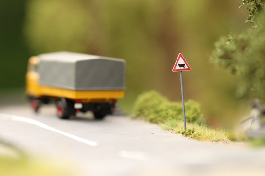 Maßstabsgetreuer Bausatz für Verkehrszeichen für Landstraßen von Dorr Modellbau in H0 1:87 Vorsicht Rinder