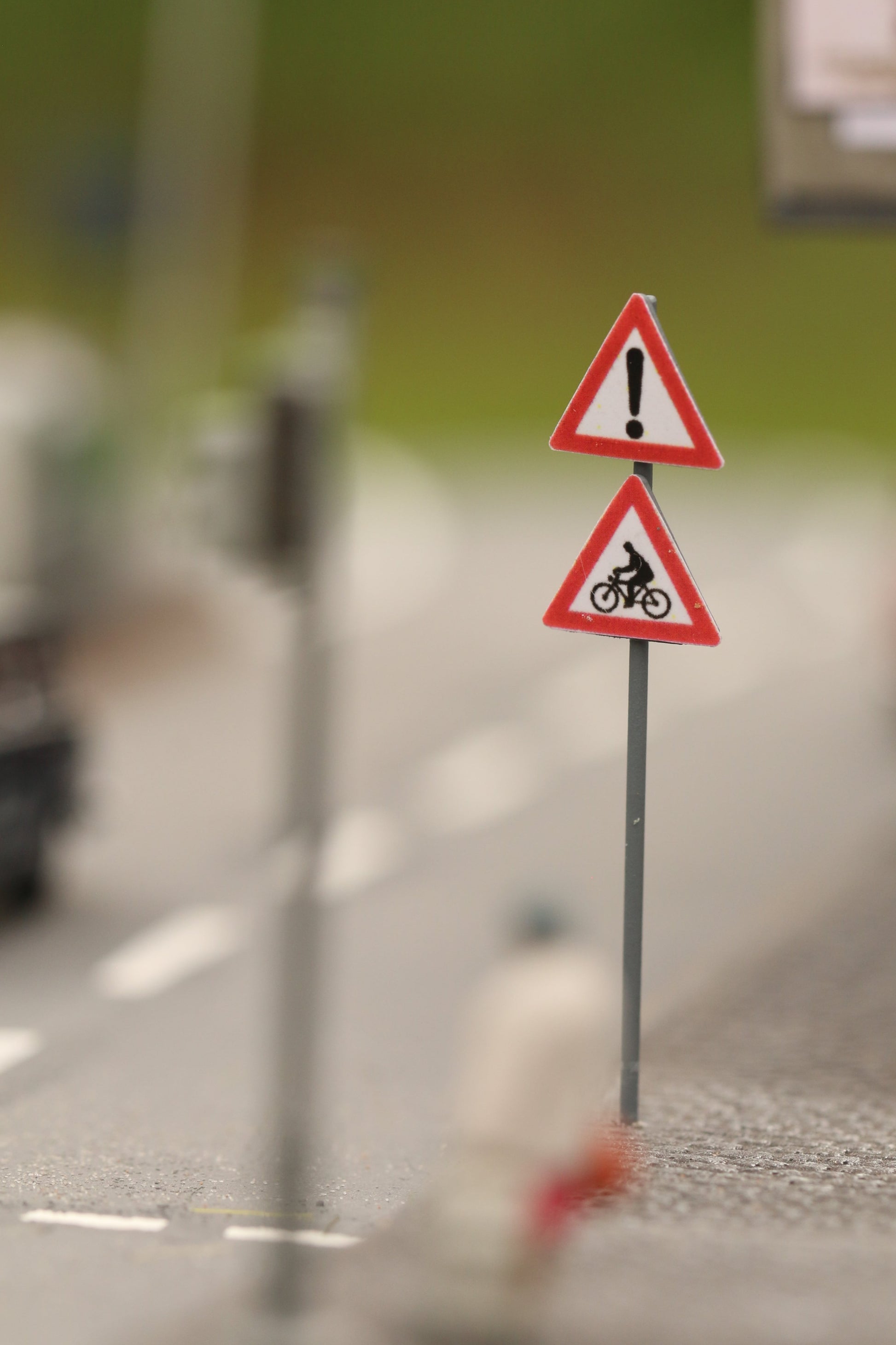 Maßstabsgetreue Verkehrszeichen Vorsicht Fahrradfahrer für die Stadt von Dorr Modellbau in H0 1:87
