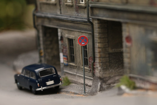 Maßstabsgetreuer Bausatz für runde Verkehrszeichen in der Stadt von Dorr Modellbau in H0 (1:87) absolutes Halteverbot
