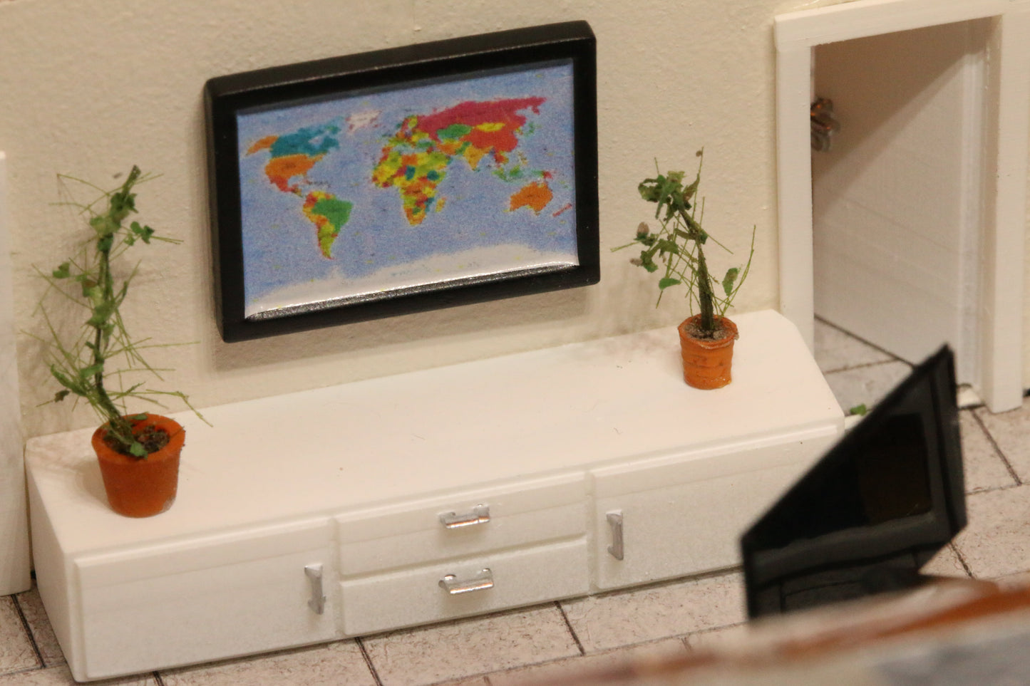 DorrModellbau Wohnzimmer mit Sideboard und Bilderrahmen zur detaillierten Ausgestaltung von Modellhäusern