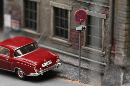 Maßstabsgetreuer Bausatz für Zusatzzeichen in H0 (1:87) von Dorr Modellbau Halteverbot auf dem Seitenstreifen

