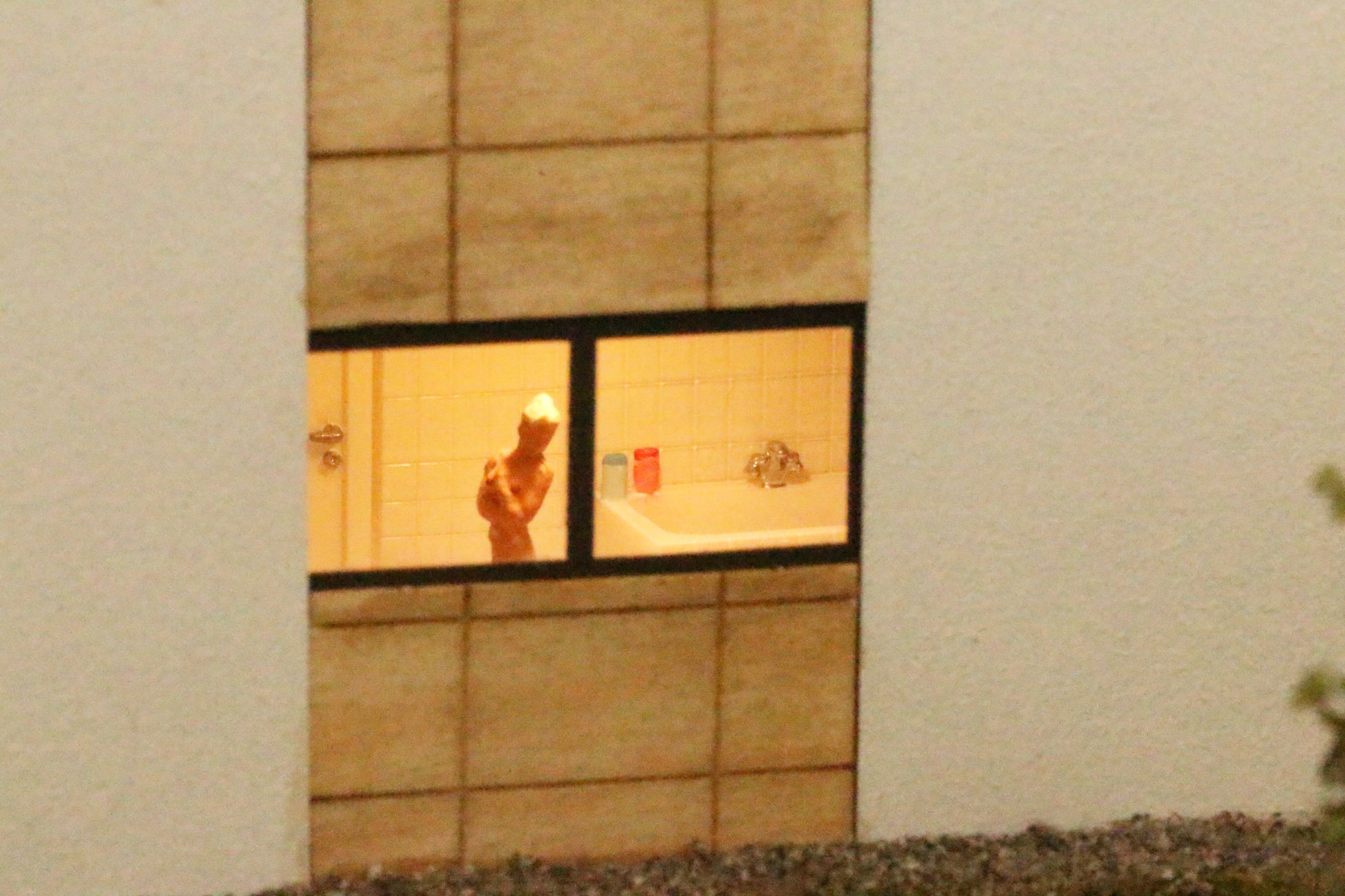 Einblick in ein Badezimmer mit DorrModellbau Ausgestaltung.