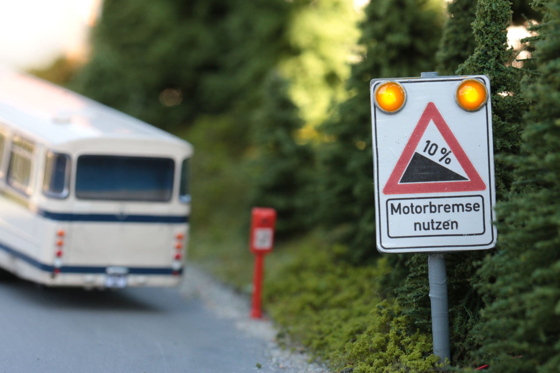Bausatz für Warntafel vor Gefahrenstelle mit Doppelblinker im Maßstab H0 von DorrModellbau