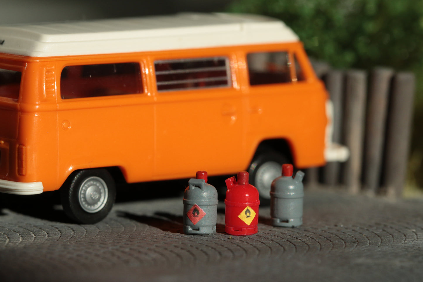 Beim Camping unerlässlich sind die 11kg Gasflaschen im Maßstab H0 von DorrModellbau