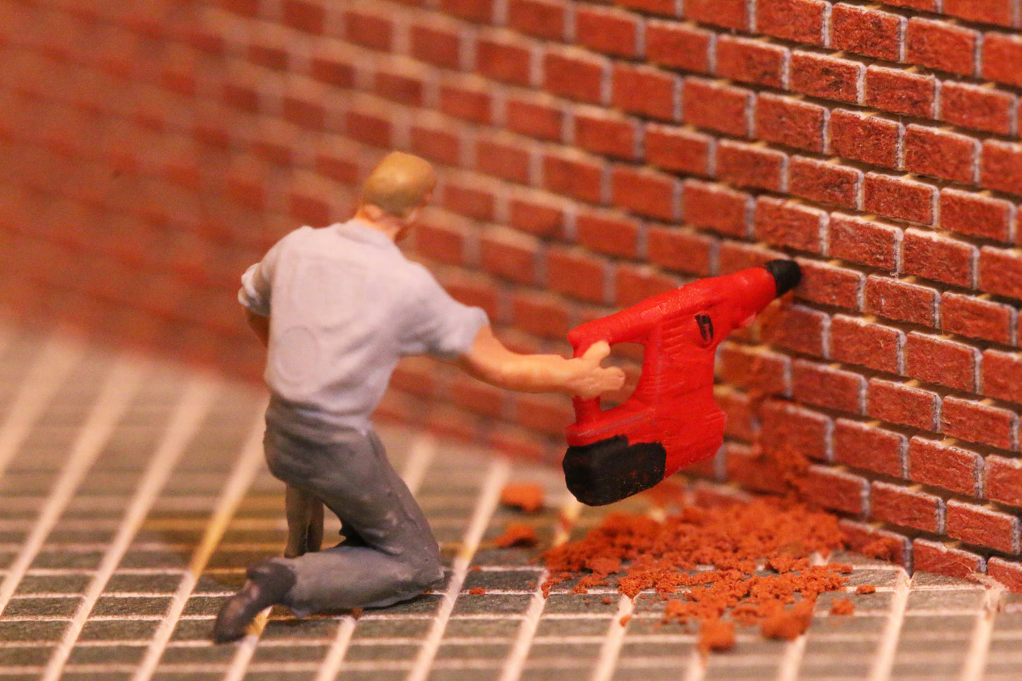 Ein Bohrhammer von DorrModellbau im Maßstab 1:87 wird von einer Modellfigur gehalten.