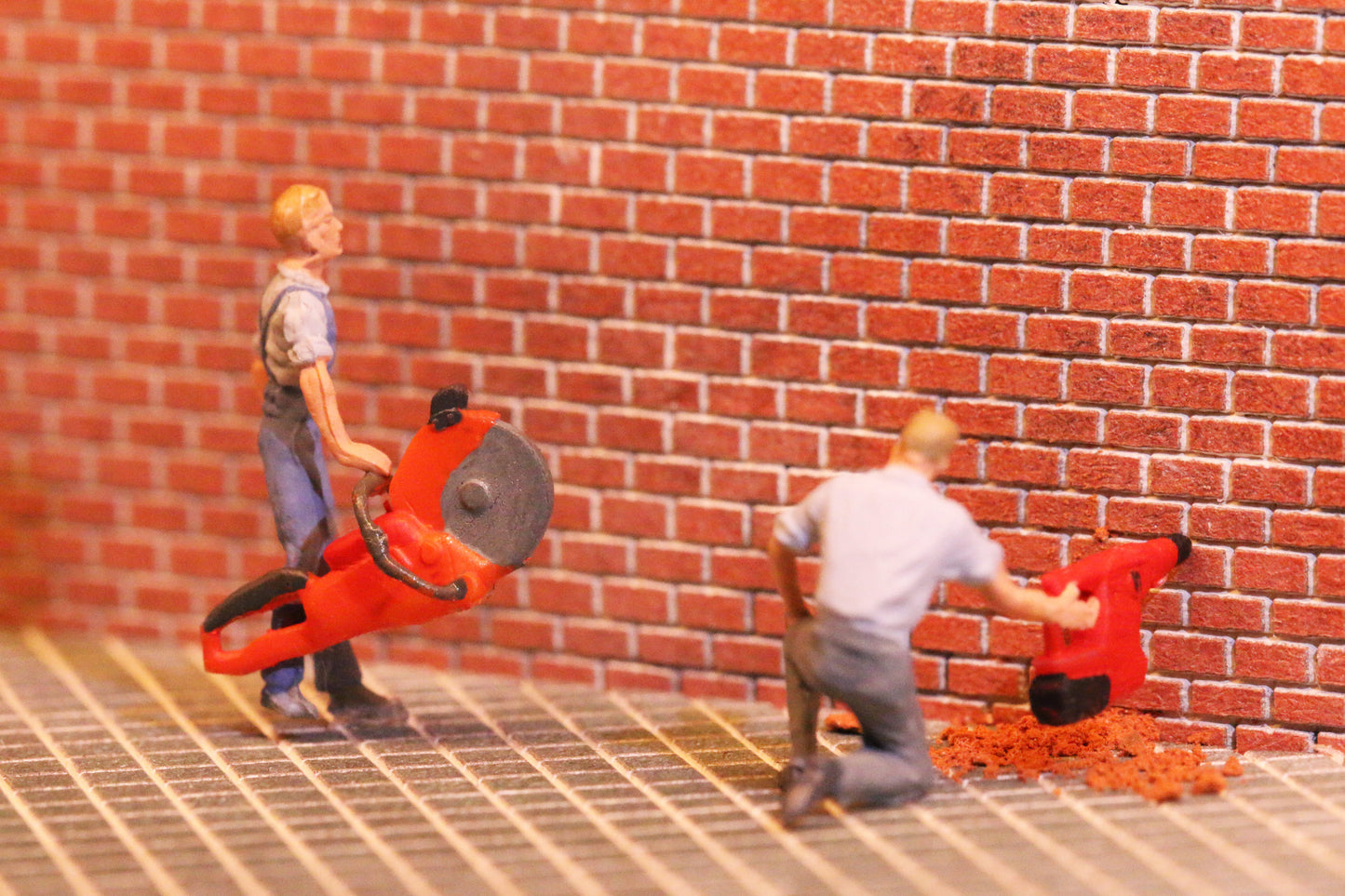 Bohrmaschine und Steinsäge aus dem Modellbauset von DorrModellbau im Maßstab H0.