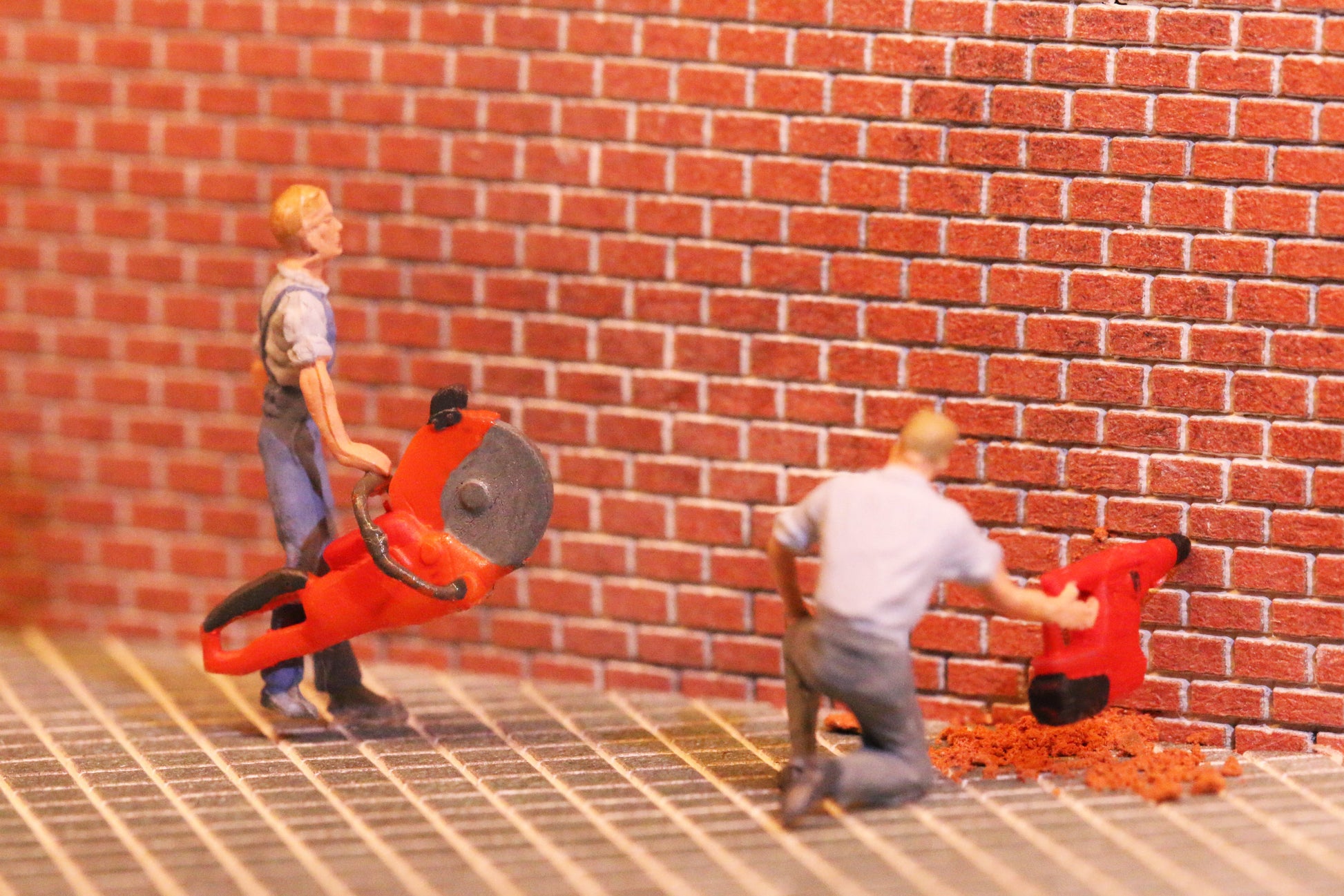 Bohrmaschine und Steinsäge aus dem Modellbauset von DorrModellbau im Maßstab H0.