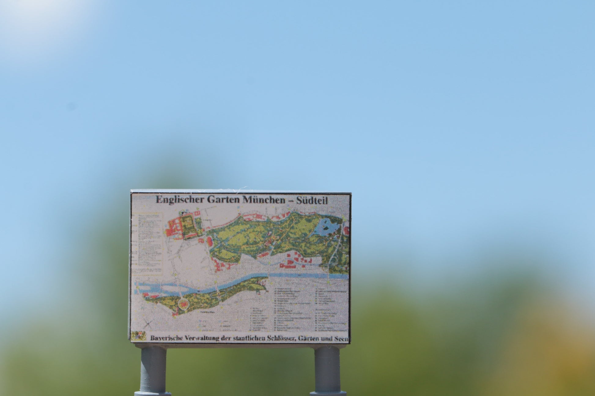Informationstafel von DorrModellbau mit Karte des Englischen Gartens in München als Decal
