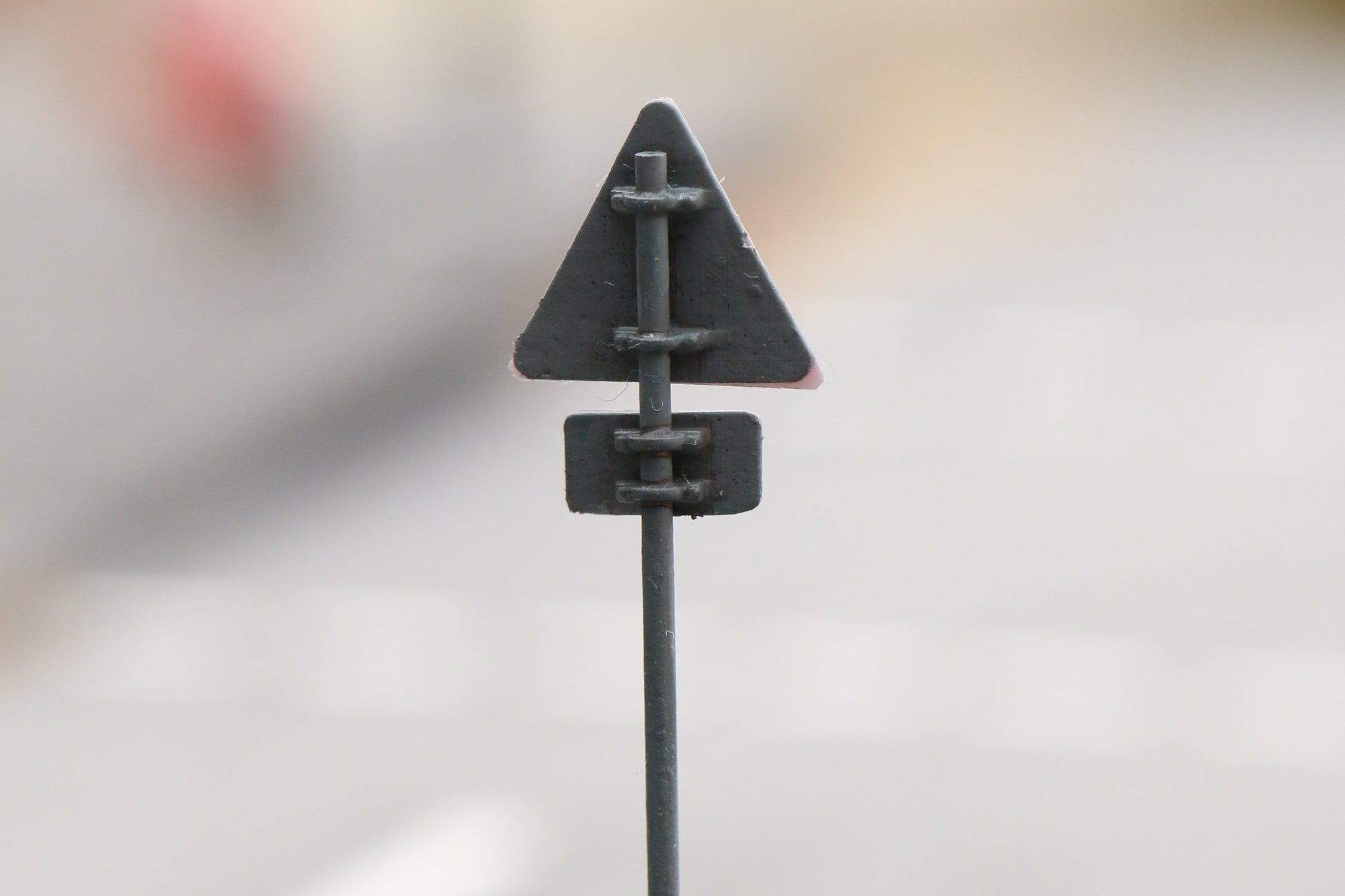 Die Rückseite der Epoche V Verkehrszeichen von DorrModellbau im Maßstab H0 1:87 mit den filigranen Halteschellen